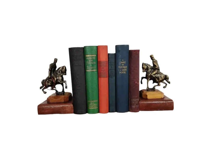 Foto de um(a) Porta Livros Laçador, Paixão Côrtes, Rio Grande do Sul, da categoria de Apoio para livros. Porta livros em alumínio fundido com pátina bronze, base em madeira com imagem do tradicional símbolo da capital gaúcha:... Vendido no marketplace Trésors.