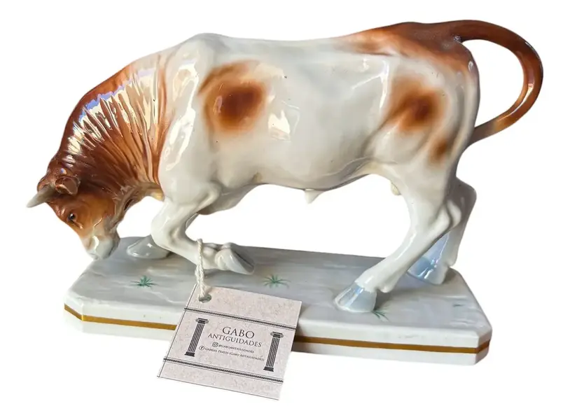 Foto de um(a) Antiga Escultura Touro Boi Porcelana Alemã Scheibe Alsbach, da categoria de Escultura. Scheibe-Alsbach fundada em 1835.Antiga e decorativa escultura de touro, feita à mão, em porcelana artística alemã, com... Vendido no marketplace Trésors.
