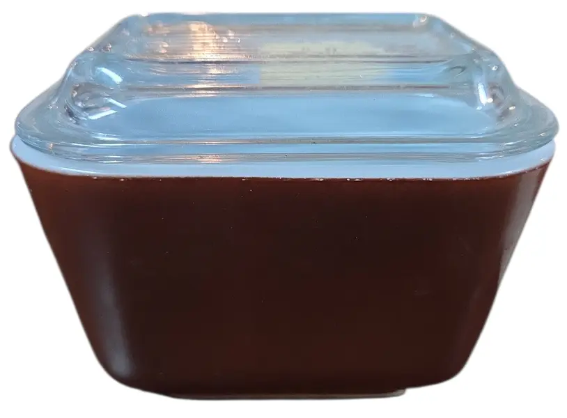 Foto de um(a) Mantegueira Pyrex USA Marrom com Tampa de Vidro, da categoria de Garrafas, potes e jarros. Pote utilitário vintage original da marca Pyrex, fabricado nos Estados Unidos. Este modelo faz parte da icônica coleção... Mostrado de uma perspectiva diferente. Vendido no marketplace Trésors.