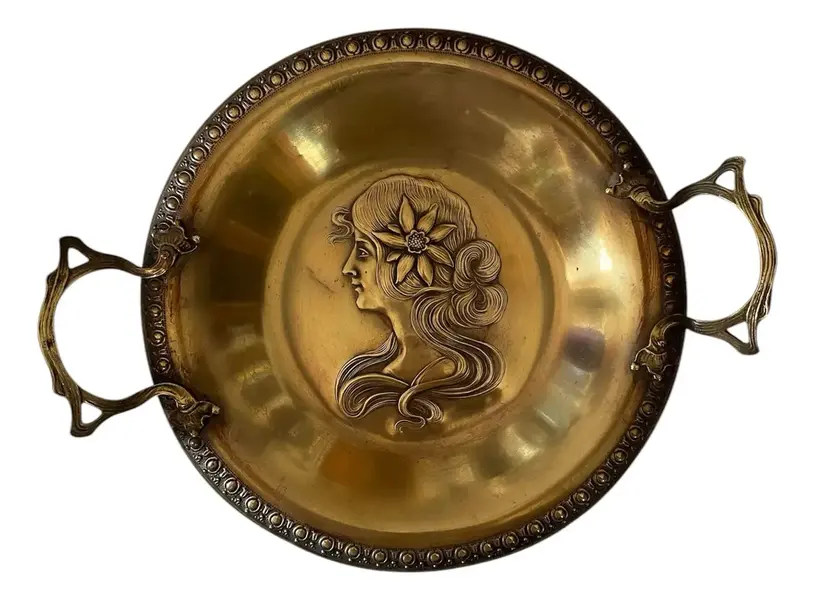 Foto de um(a) Antigo Centro De Mesa Rosto Dama Art Nouveau Bronze Francês, da categoria de Centro de mesa. Antigo e especial centro de mesa em bronze francês com lindo trabalho com decoração central de rosto de dama, traços bem... Vendido no marketplace Trésors.