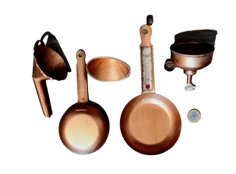 Foto de um(a) Combo Peças em Ferro com Pátina Cobre, da categoria de Outros objetos decorativos. Combinho com cinco peças decorativas em ferro com pátina cobre oxidadas e envelhecidas. **não acompanha o suporte** Duas... Vendido no marketplace Trésors.