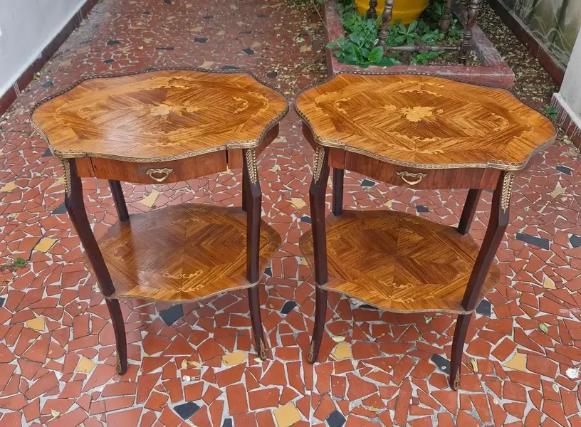 Foto de um(a) Mesa lateral em madeira nobre, da categoria de Mesas laterais. Belissimas mesinhas laterais em madeira nobre, estilo francês Luiz XV, com 2 estágios, pernas recurvas terminadas em bronze,... Mostrado de uma perspectiva diferente. Vendido no marketplace Trésors.