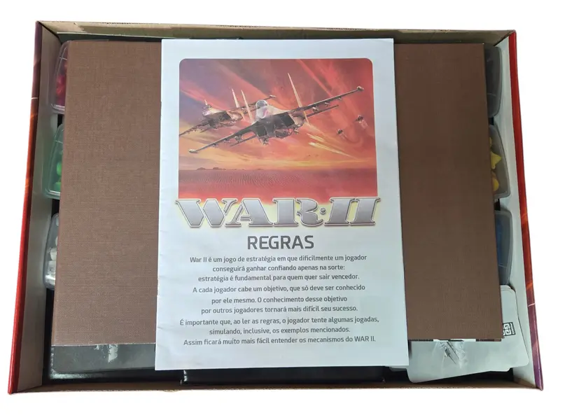Foto de um(a) War II: O Jogo da Estratégia com Batalhas Aéreas, da categoria de Jogos de tabuleiro. O melhor jogo de estratégia de todos os tempos ganhou uma nova dimensão. Em War II, a guerra não é decidida apenas por... Mostrado de uma perspectiva diferente. Vendido no marketplace Trésors.
