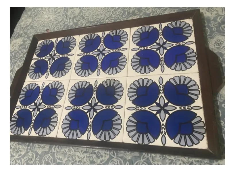 Foto de um(a) Carrinho de Chá em Jacarandá com Azulejos Portugueses – Peça Rara Vintage, da categoria de Carrinhos de bar e auxiliares. Carrinho de chá original dos anos 60, feito em jacarandá maciço, com dois tampos revestidos por azulejos portugueses Peça... Mostrado de uma perspectiva diferente. Vendido no marketplace Trésors.