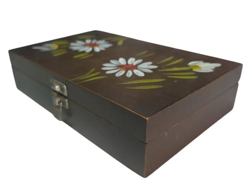 Foto de um(a) Caixa de Joias em Madeira – Detalhes Florais na Tampa, da categoria de Porta-Jóias. Guarde seus tesouros com a delicadeza que eles merecem. Esta caixa de joias em madeira maciça apresenta um acabamento... Vendido no marketplace Trésors.