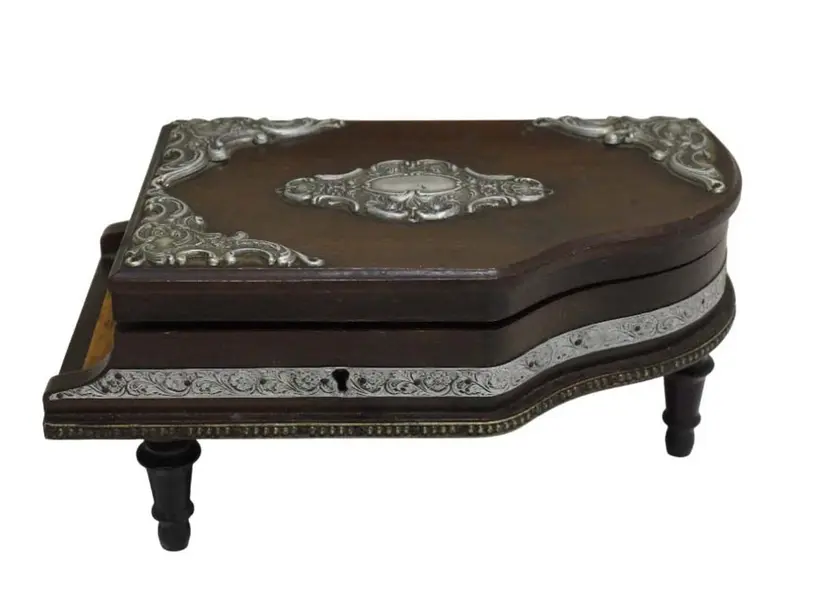 Foto de um(a) Caixa Porta Joia Formato De Piano Marrom, da categoria de Cestos e Caixas. Charmosa e antiga caixa porta joias musical em formato de piano com apliques em prata de lei. Assente em tripé torneado e... Mostrado de uma perspectiva diferente. Vendido no marketplace Trésors.