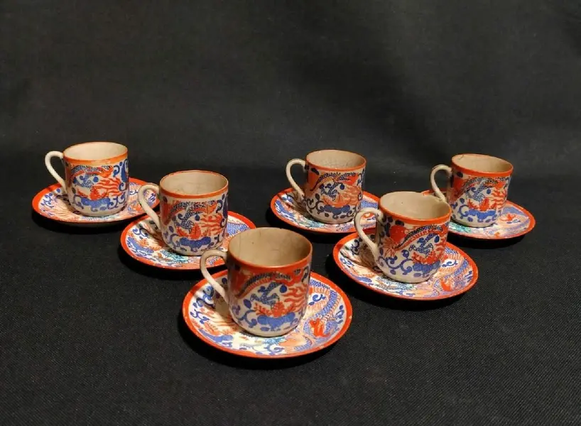 Foto de um(a) Conjunto Japonês Anos 30, da categoria de Xícaras. Xícara de cafezinho, seis unidades em porcelana japonesa - casca de ovo, década de 1930 selo vermelho da marca kn, com... Mostrado de uma perspectiva diferente. Vendido no marketplace Trésors.