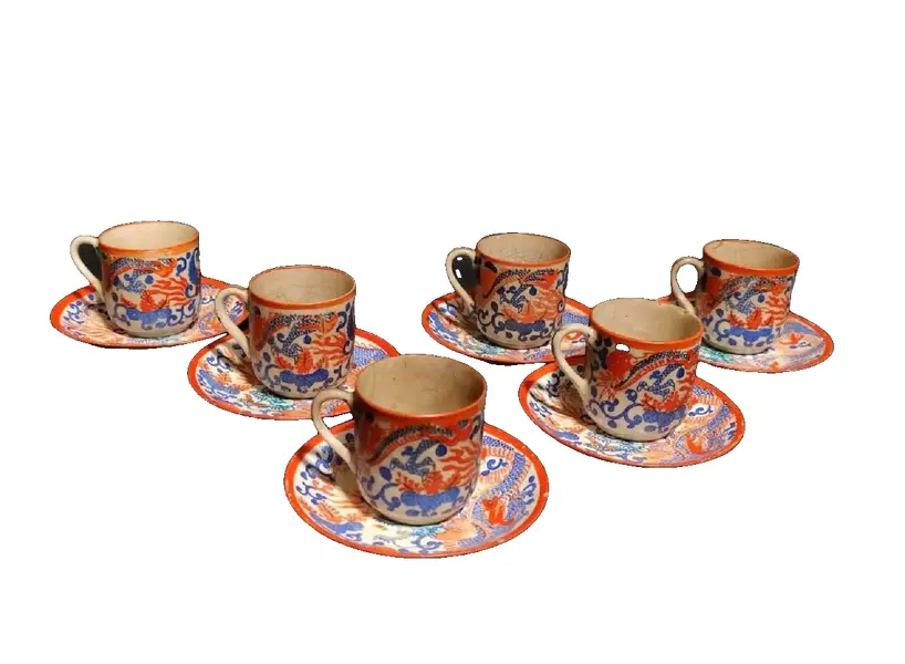 Foto de um(a) Conjunto Japonês Anos 30, da categoria de Xícaras. Xícara de cafezinho, seis unidades em porcelana japonesa - casca de ovo, década de 1930 selo vermelho da marca kn, com... Vendido no marketplace Trésors.