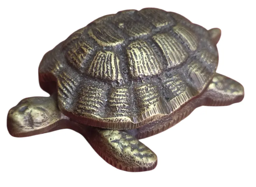 Foto de um(a) Cinzeiro Marinho: Tartaruga em Bronze, da categoria de Cinzeiros. Inspirada na longevidade e resistência das tartarugas marinhas, esta peça decorativa em bronze é um item de destaque para... Vendido no marketplace Trésors.