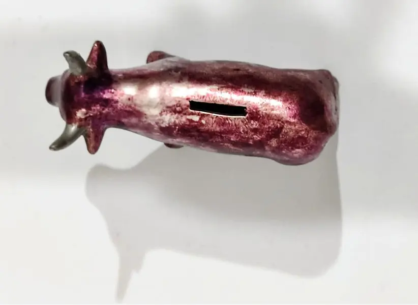 Foto de um(a) Cofrinho Vaca, Década de 1990, da categoria de Outros colecionáveis. Mais um item colecionável para os apreciadores de mucca, vache ou cow. Essa é um cofrinho de porcelana na cor rosa metálico.... Mostrado de uma perspectiva diferente. Vendido no marketplace Trésors.