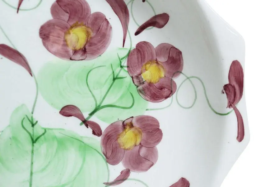 Foto de um(a) Travessa refratário em cerâmica floral, da categoria de Travessas e tigelas. Refratário em cerâmica, com decoração floral policromada e pegas laterais. Manufatura INCA, refratário para forno e mesa. ... Mostrado de uma perspectiva diferente. Vendido no marketplace Trésors.