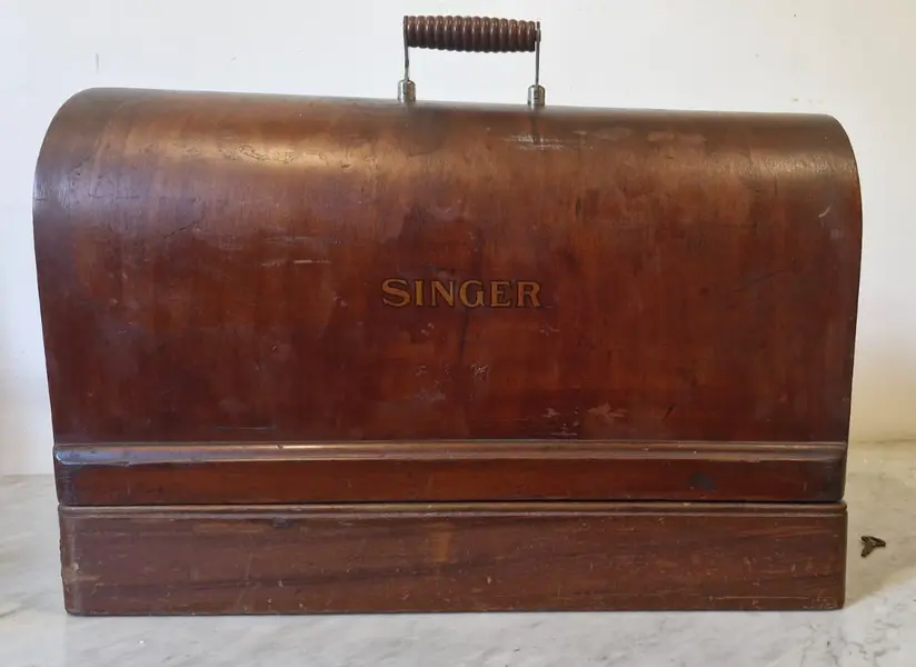 Foto de um(a) Antiga máquina Singer c/ caixa de madeira original e chave. Funcionando - Sec. XIX, da categoria de Maquinas de Costura. RARIDADE!!!! Linda Máquina antiga de costura Singer acompanhada de caixa de madeira original e chave. Século XIX. Máquina em... Mostrado de uma perspectiva diferente. Vendido no marketplace Trésors.