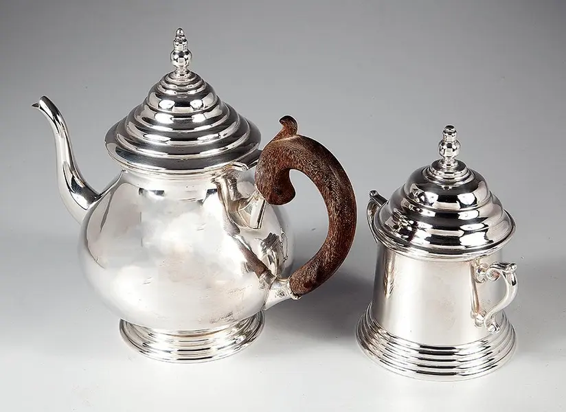Foto de um(a) Elegante Conjunto de Chá em Metal Espessurado a Prata Estilo Art Déco - 2 pçs, da categoria de Conjuntos de café e chá. Sofisticado conjunto composto por bule e açucareiro, perfeito para colecionadores, amantes de antiguidades ou para quem... Mostrado de uma perspectiva diferente. Vendido no marketplace Trésors.