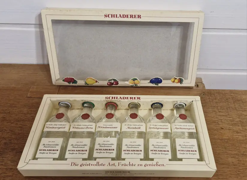 Foto de um(a) Rara coleção de aguardentes alemãs, da categoria de Outras bebidas. Rara coleção composta por seis miniaturas de aguardentes de frutas da famosa destilaria alemã Schladerer, localizada em... Mostrado de uma perspectiva diferente. Vendido no marketplace Trésors.