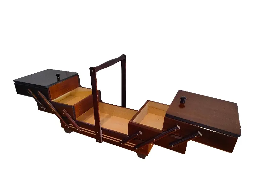 Foto de um(a) CAIXA DE COSTURA ANTIGA EM MADEIRA NOBRE – PEÇA DE LUXO • RARO & COLECIONÁVEL, da categoria de Cestos e Caixas. Caixa (originalmente) de costura em madeira acabamento clássico marchetaria floral artesanal na tampa modelo sanfona... Mostrado de uma perspectiva diferente. Vendido no marketplace Trésors.