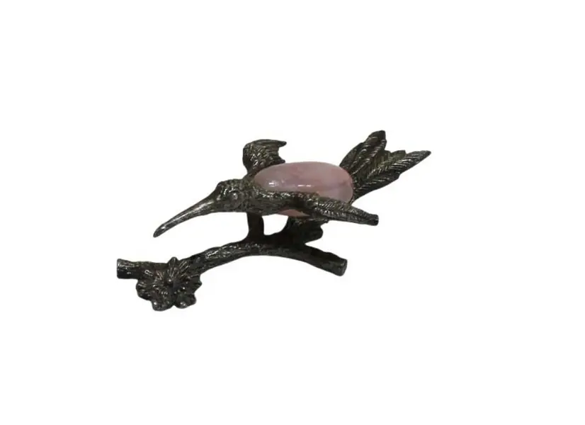 Foto de um(a) Escultura de Beija-Flor Quartzo Rosa, da categoria de Escultura. Delicada escultura na figura de Beija Flor, estrutura em metal prateado e corpo em pedra brasileira Quartzo Rosa. Peça... Vendido no marketplace Trésors.