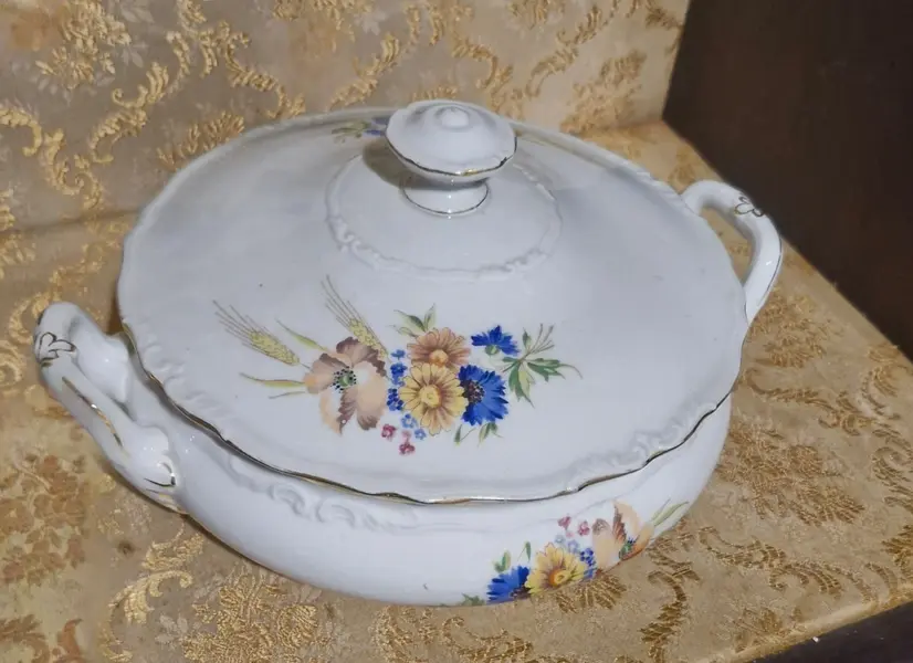 Foto de um(a) Excepcional terrina/sopeira em porcelana tcheca, da categoria de Terrinas de sopa. Lindíssima terrina vintage da renomada manufatura tcheca Epiag, uma peça clássica de porcelana branca, caracterizada por seu... Mostrado de uma perspectiva diferente. Vendido no marketplace Trésors.