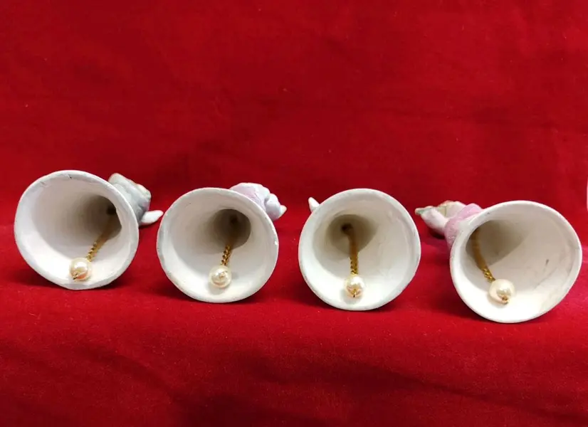 Foto de um(a) Combo 4 Sinetas Anjinhos em Cerâmica, da categoria de Outros colecionáveis. Combo de sinetas de mesa com anjos de porcelana na haste, sino em cerâmica branca craqueladas e badalo com pérola e corrente... Mostrado de uma perspectiva diferente. Vendido no marketplace Trésors.