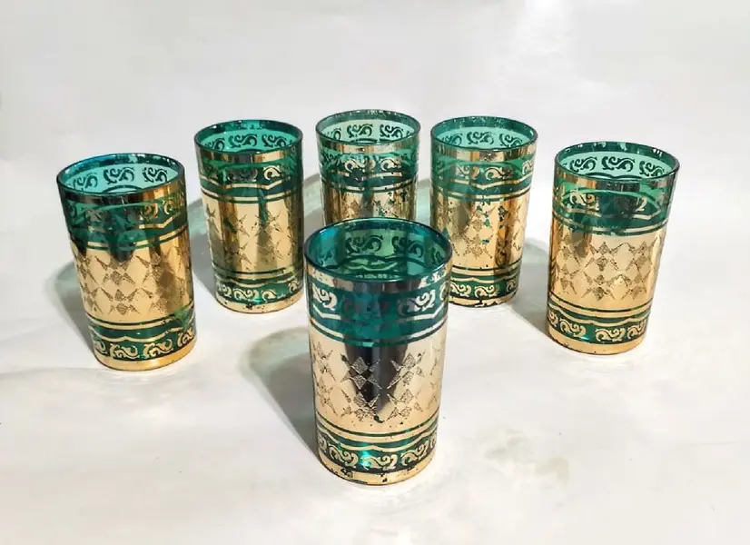 Foto de um(a) Conjunto Coreia anos 70, da categoria de Copos. Seis copos de vidro verde com folheação em ouro, década de 1970, feitos na coreia. A: 10 cm Diâmetro: 6 cm peso: 177 g -... Mostrado de uma perspectiva diferente. Vendido no marketplace Trésors.