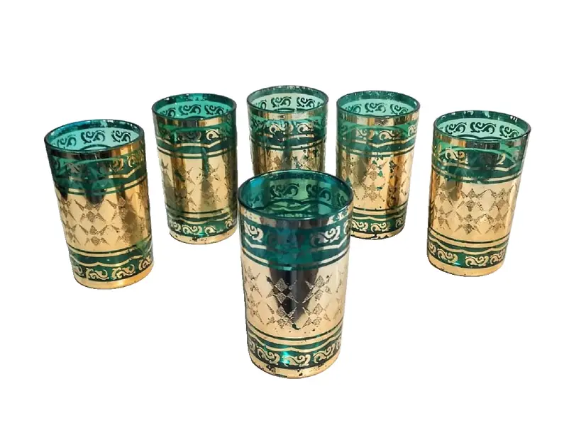Foto de um(a) Conjunto Coreia anos 70, da categoria de Copos. Seis copos de vidro verde com folheação em ouro, década de 1970, feitos na coreia. A: 10 cm Diâmetro: 6 cm peso: 177 g -... Vendido no marketplace Trésors.