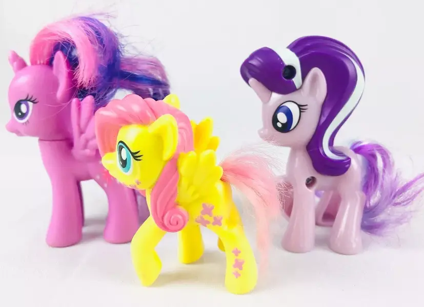 Foto de um(a) Trio de My Little Pony, da categoria de Brinquedos e Hobbies. TRIO DE UNICÓRNIOS DA MY LITTLE PONY MEDINDO CERCA DE 8CM DE ALTURA. TODOS EM BOM ESTADO DE CONSERVAÇÃO. Mostrado de uma perspectiva diferente. Vendido no marketplace Trésors.
