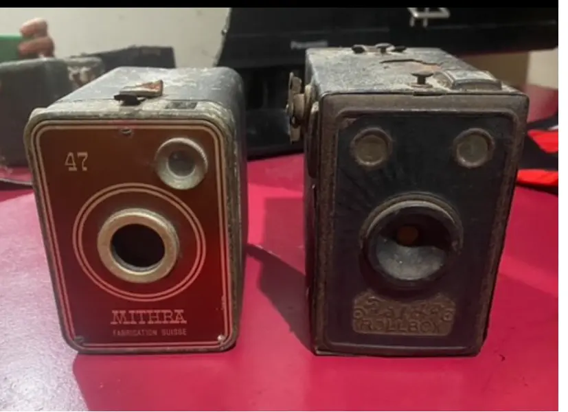 Foto de um(a) Câmeras Antigas Box – Mithra Suíça + Box Vintage (Lote) – Colecionador, da categoria de Câmeras fotográficas. Câmera box antiga, estilo Brownie/Coronet, datada entre 1930 e 1950.Ótima peça para decoração retrô, acervo, cenografia ou... Mostrado de uma perspectiva diferente. Vendido no marketplace Trésors.