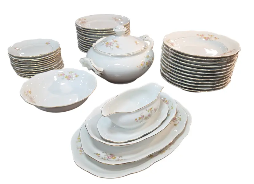 Foto de um(a) Raridade: Aparelho de Jantar Porcelana Renner (Porto Alegre) – 42 Peças – Floral com Filetes a Ouro, da categoria de Conjuntos de servir. Composição Completa (42 Peças): 12 Pratos Rasos 12 Pratos Fundos 12 Pratos de Sobremesa 01 Sopeira Grande com Tampa 03... Mostrado de uma perspectiva diferente. Vendido no marketplace Trésors.