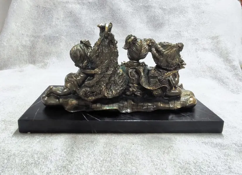 Foto de um(a) Escultura em Resina Italiana, Década de 1990, da categoria de Escultura. Escultura retratando quatro meninas em resina italiana com pátina bronze oxidada, base em madeira ebanizada e marmorizada.... Mostrado de uma perspectiva diferente. Vendido no marketplace Trésors.