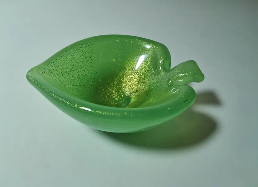 Foto de um(a) Murano verde e ouro, da categoria de Travessas e tigelas. Linda e autêntica peça em Murano na cor verde e detalhes em pó de ouro. Mostrado de uma perspectiva diferente. Vendido no marketplace Trésors.