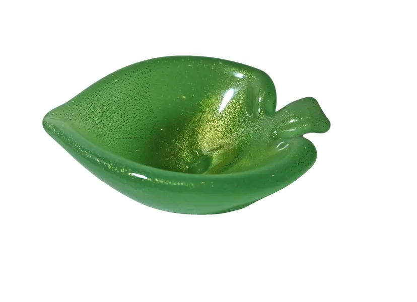 Foto de um(a) Murano verde e ouro, da categoria de Travessas e tigelas. Linda e autêntica peça em Murano na cor verde e detalhes em pó de ouro. Vendido no marketplace Trésors.