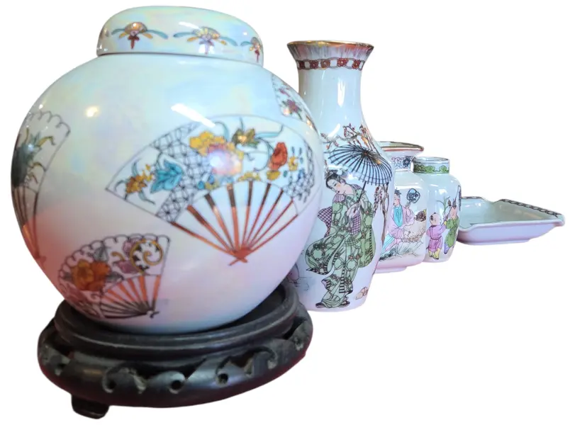 Foto de um(a) Conjunto 5 Peças Porcelana Oriental esmaltada - Assinadas e Datadas (1988), da categoria de Vasos. Exclusivo conjunto decorativo composto por 5 peças em porcelana oriental, apresentando um sofisticado acabamento acetinado... Mostrado de uma perspectiva diferente. Vendido no marketplace Trésors.