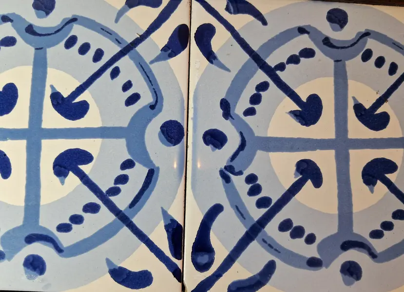 Foto de um(a) Azulejo Modernista, da categoria de Bandejas. Bandeja com bordas e alça em madeira e dois azulejos do arquiteto modernista Anisio Medeiros (1922 -2003). Padrão de... Mostrado de uma perspectiva diferente. Vendido no marketplace Trésors.