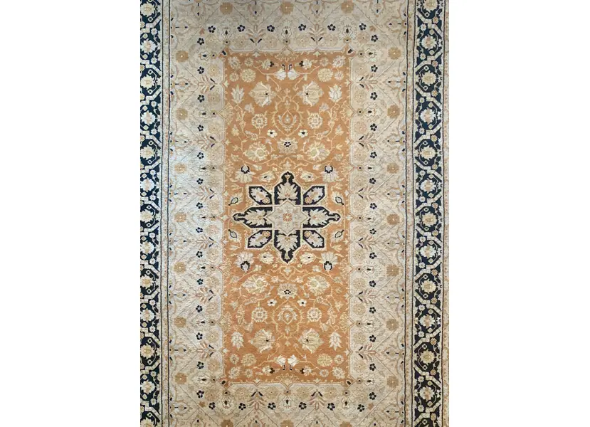 Foto de um(a) Tapete Persa tecido a mão em tons bege e verde, da categoria de Tapetes. Tapete persa tecido a mão em tons bege e verde medindo 1,68m x 96 cm em perfeito estado. Mostrado de uma perspectiva diferente. Vendido no marketplace Trésors.