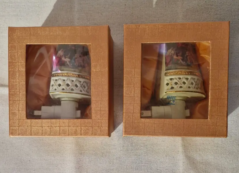 Foto de um(a) Raro par de luminárias antigas em porcelana, da categoria de Arandelas. Elegante par de luminárias antigas, apresentam uma cúpula cônica em porcelana fina de inspiração clássica italiana,... Mostrado de uma perspectiva diferente. Vendido no marketplace Trésors.