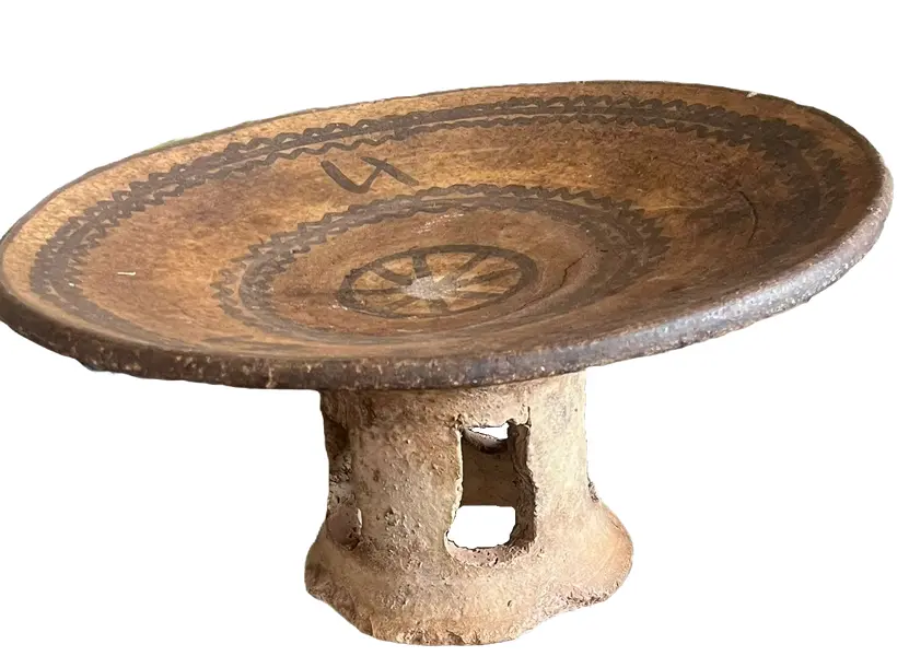 Foto de um(a) Rarissimo Prato Inca - 46 cm de diâmetro, da categoria de Escultura. Rarissimo prato Inca com inscrições.Altura do pé até o prato: 23 Cm Diâmetro do Prato: 46 CmPeça pré Colombiana de... Vendido no marketplace Trésors.
