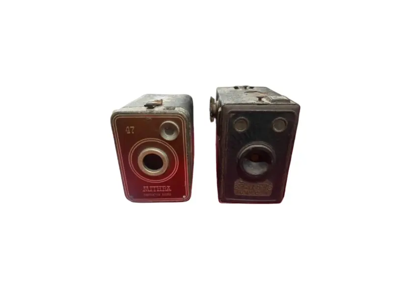 Foto de um(a) Câmeras Antigas Box – Mithra Suíça + Box Vintage (Lote) – Colecionador, da categoria de Câmeras fotográficas. Câmera box antiga, estilo Brownie/Coronet, datada entre 1930 e 1950.Ótima peça para decoração retrô, acervo, cenografia ou... Vendido no marketplace Trésors.