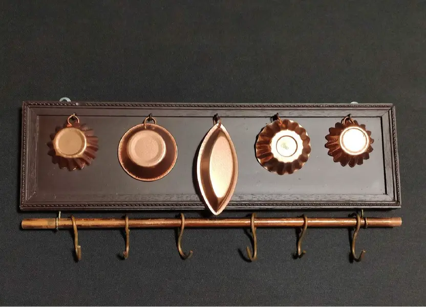 Foto de um(a) Suporte em Madeira 70'S, da categoria de Suportes decorativos. Suporte de madeira com mini formas da década de 1970 em metal com pátina rosé gold e barra e ganchos em cobre. Acompanha... Mostrado de uma perspectiva diferente. Vendido no marketplace Trésors.