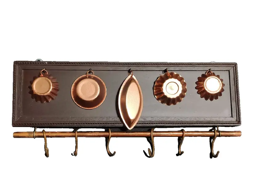 Foto de um(a) Suporte em Madeira 70'S, da categoria de Suportes decorativos. Suporte de madeira com mini formas da década de 1970 em metal com pátina rosé gold e barra e ganchos em cobre. Acompanha... Vendido no marketplace Trésors.