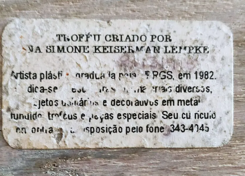 Foto de um(a) Escultura Simone K Lempke, da categoria de Escultura. Escultura em latão e ferro oxidado com base em madeira marmorizada, obra da renomada escultura gaúcha simone kaiserman... Mostrado de uma perspectiva diferente. Vendido no marketplace Trésors.