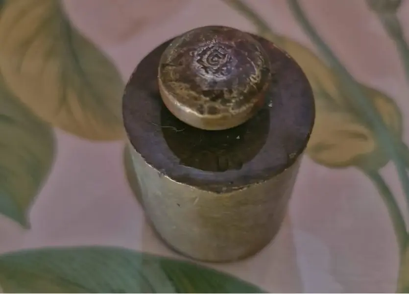 Foto de um(a) Antigo peso de balança 200g, da categoria de Outros colecionáveis. Antigo peso de balança maciço, pesando 200g. Mostrado de uma perspectiva diferente. Vendido no marketplace Trésors.