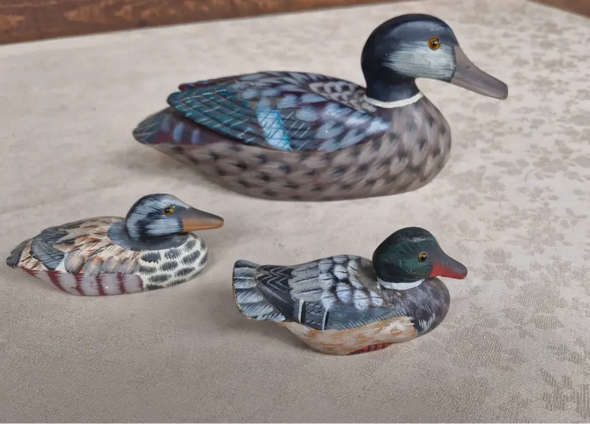 Foto de um(a) Três belas esculturas de pato em madeira, da categoria de Outros objetos decorativos. Lindas esculturas antigas de pato, entalhados e pintados à mão e com olhinhos de vidro, peças ricas em detalhes!Medidas:... Mostrado de uma perspectiva diferente. Vendido no marketplace Trésors.
