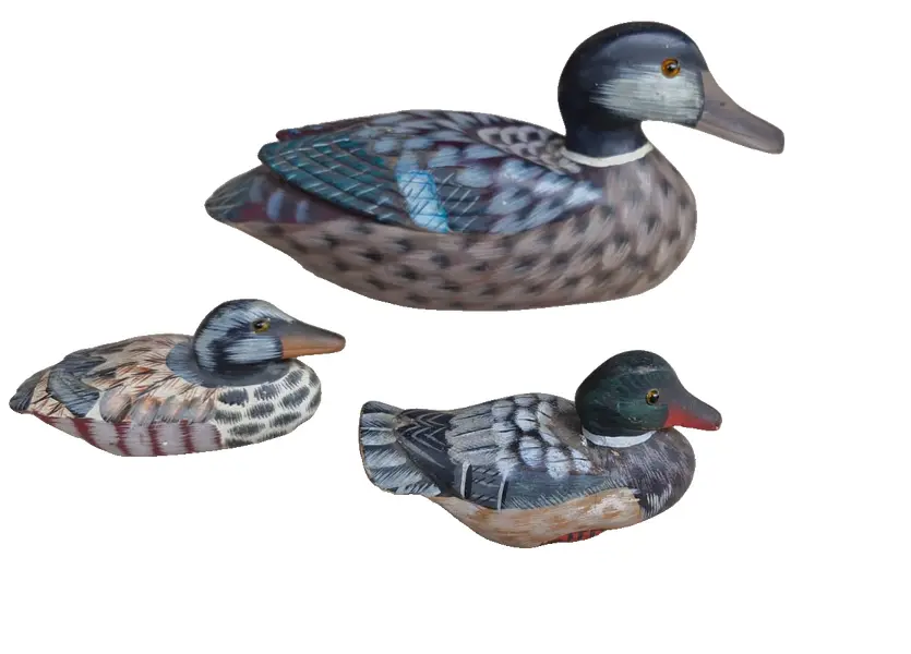 Foto de um(a) Três belas esculturas de pato em madeira, da categoria de Outros objetos decorativos. Lindas esculturas antigas de pato, entalhados e pintados à mão e com olhinhos de vidro, peças ricas em detalhes!Medidas:... Vendido no marketplace Trésors.