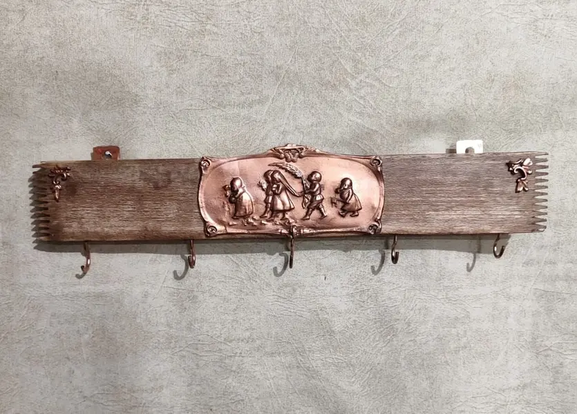 Foto de um(a) Cabideiro de Madeira de Demolição com Detalhes em Cobre, Década de 2000, da categoria de Cabideiros e porta-chapéus. Cabideiro de madeira de demolição com detalhes em cobre e cinco ganchos. Decorativo e utilitário peça única pelo designer... Mostrado de uma perspectiva diferente. Vendido no marketplace Trésors.