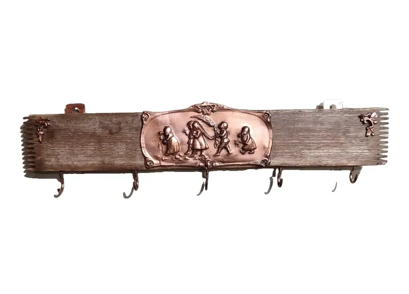 Foto de um(a) Cabideiro de Madeira de Demolição com Detalhes em Cobre, Década de 2000, da categoria de Cabideiros e porta-chapéus. Cabideiro de madeira de demolição com detalhes em cobre e cinco ganchos. Decorativo e utilitário peça única pelo designer... Vendido no marketplace Trésors.