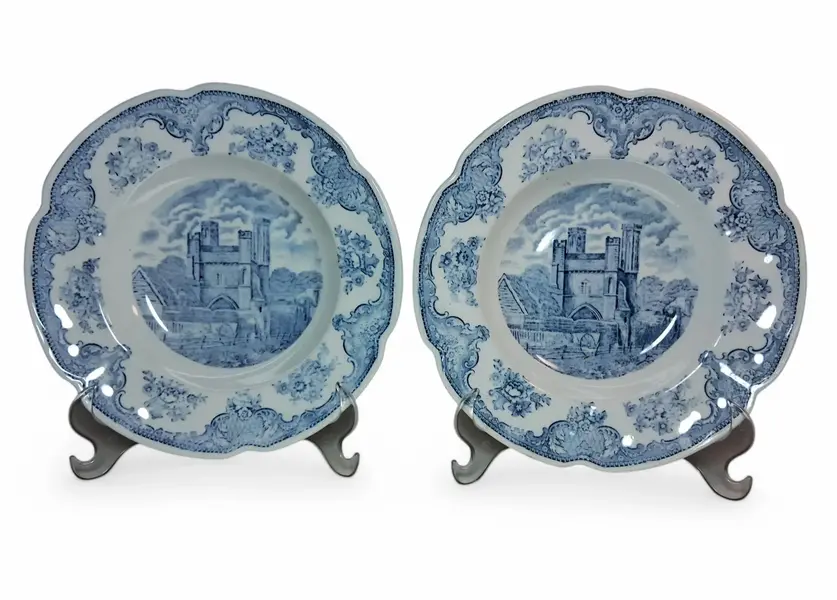 Foto de um(a) Par de pratos em porcelana, da categoria de Pratos Decorativos. Par de pratos fundos da tradicional marca São Caetano, com cenas de castelos em azul no padrão inglês. Diâmetro 23 cm,... Mostrado de uma perspectiva diferente. Vendido no marketplace Trésors.