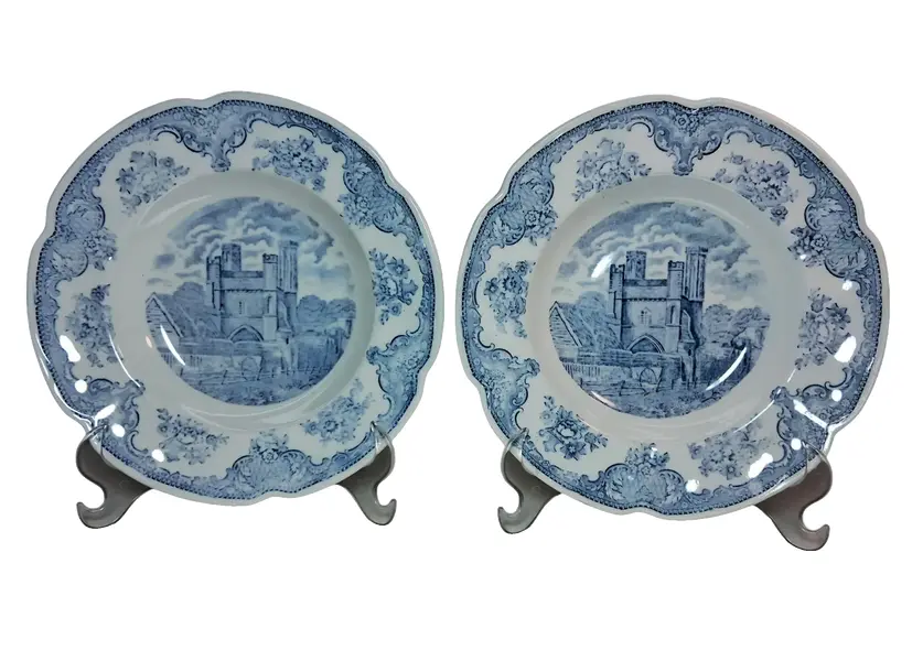 Foto de um(a) Par de pratos em porcelana, da categoria de Pratos Decorativos. Par de pratos fundos da tradicional marca São Caetano, com cenas de castelos em azul no padrão inglês. Diâmetro 23 cm,... Vendido no marketplace Trésors.