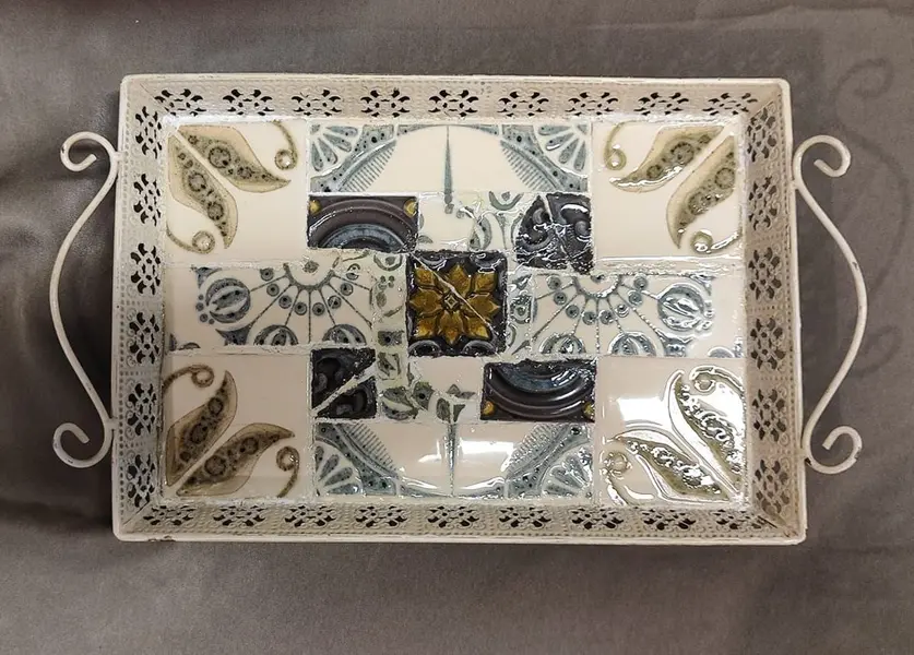 Foto de um(a) Bandeja de Ferro com Azulejos e com Borda Rendada, Década de 1970, da categoria de Bandejas. Bandeja de ferro com borda rendada, pés em metal e alças em volutas. Revestida com azulejos vintage dos anos 1970 formando... Mostrado de uma perspectiva diferente. Vendido no marketplace Trésors.