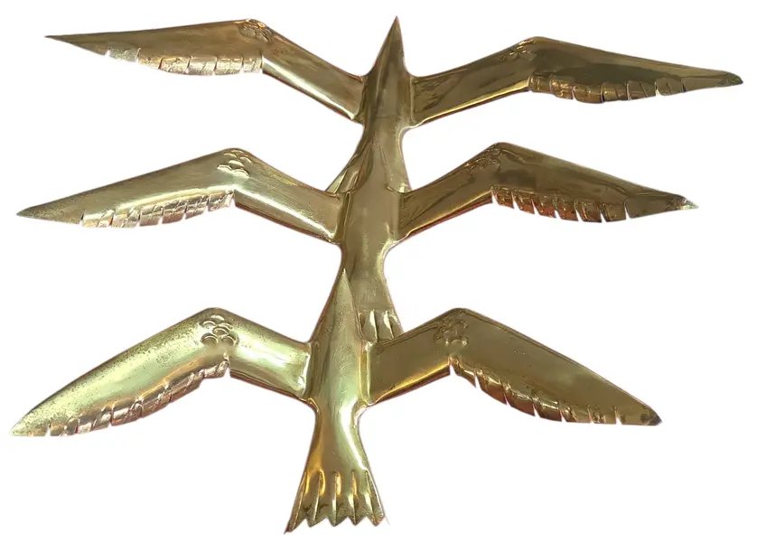 Foto de um(a) Trio de Arandelas Art Déco Gaivotas em Voo, da categoria de Arandelas. Maior 42 X 79 X 22 Altura Média 63 X 34 X 21 Altura Menor 49 X 25 X 16 Altura Resgate a elegância com este trio de... Mostrado de uma perspectiva diferente. Vendido no marketplace Trésors.