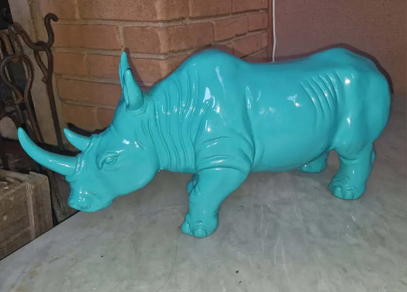 Foto de um(a) Rinoceronte em resina, da categoria de Modelos e estatuetas. Escultura decorativa em resina, representando um rinoceronte, uma peça de design contemporâneo que se destaca pelo impacto... Mostrado de uma perspectiva diferente. Vendido no marketplace Trésors.