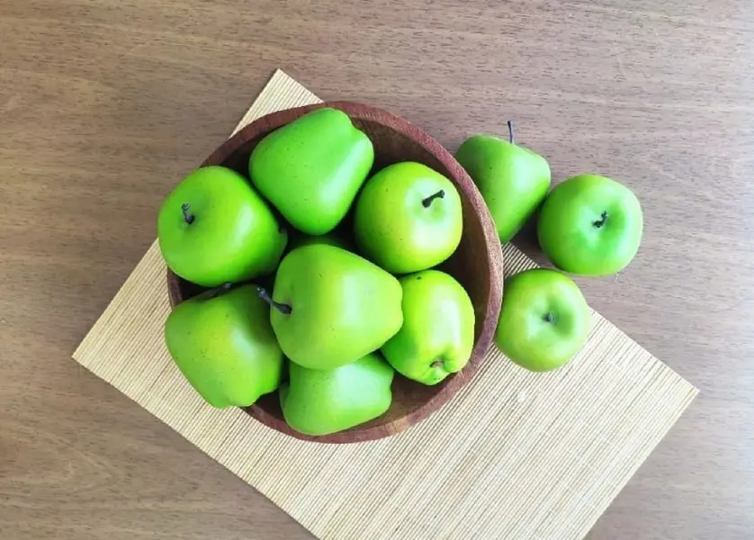 Foto de um(a) Green Apple Anos 2000, da categoria de Outros objetos decorativos. Maçãs verdes artificiais em plástico, década de 2000 combo com 10 unidades. *não acompanha fruteira*. Mostrado de uma perspectiva diferente. Vendido no marketplace Trésors.